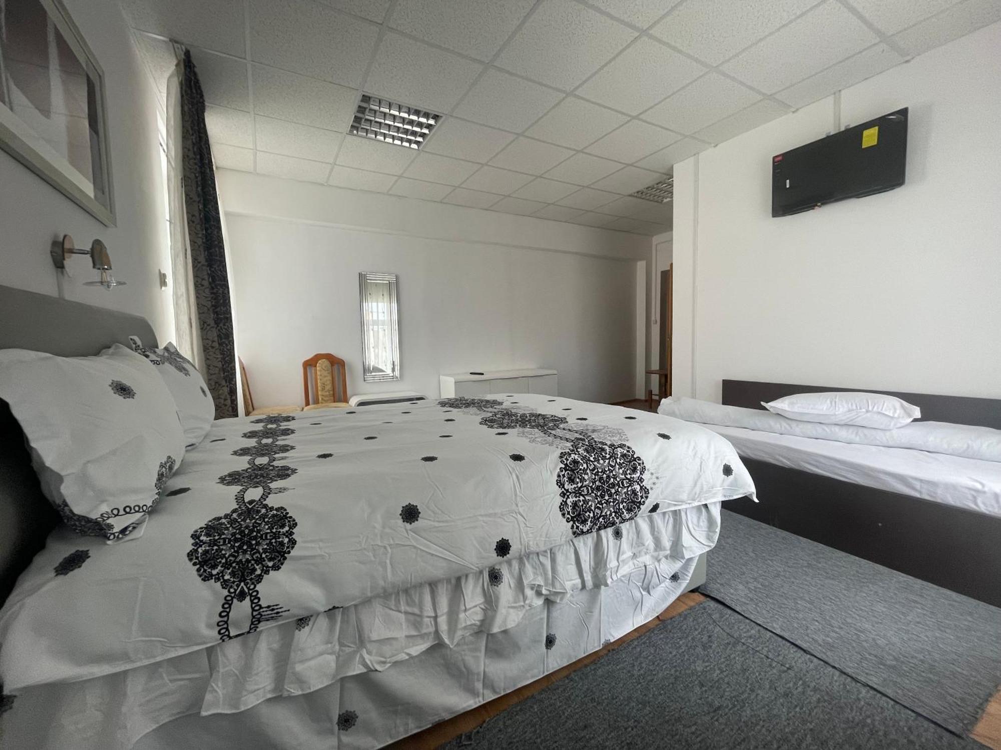 Studio Rentals Онешти Экстерьер фото