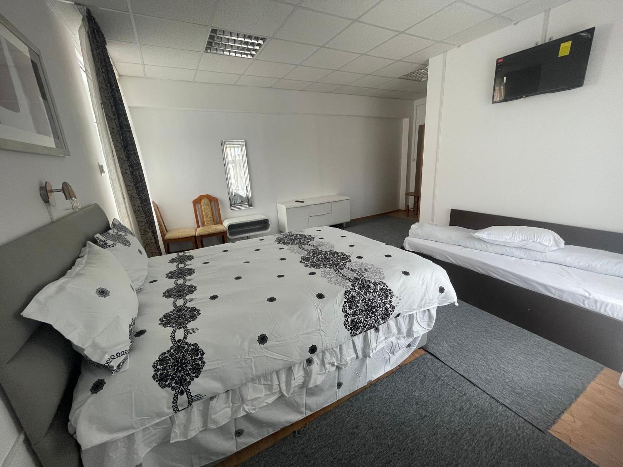 Studio Rentals Онешти Экстерьер фото
